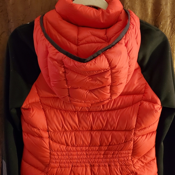 NWT TOMMY HILFIGER RED PACKABLE JACKET - Picture 6 of 8